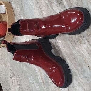 Guess Hestia Lug Sole Front Logo Chelsea Booties 7.5 Cherry Red & Black $99